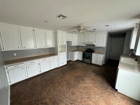 2923 Ashford Trail in Houston, TX - Building Photo