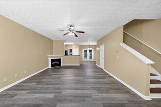 4376 Stone Gate Way in East Point, GA - Foto de edificio - Building Photo
