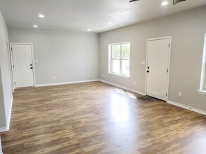105 Kirkland St in Sanger, TX - Building Photo - Building Photo