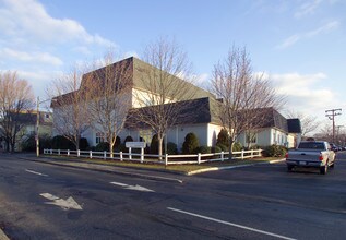 319 Main St in Hyannis, MA - Building Photo - Building Photo