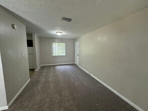 2046 NW 31st Pl in Gainesville, FL - Building Photo - Building Photo