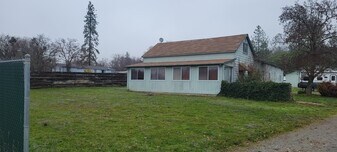 6201 Highland Ave in Grants Pass, OR - Building Photo
