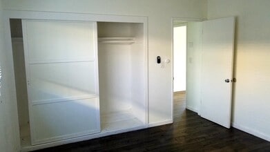 3213 Bartdon Ave, Unit 4 in Inglewood, CA - Building Photo - Building Photo