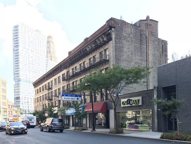 358-376 Livingston St in Brooklyn, NY - Building Photo - Building Photo