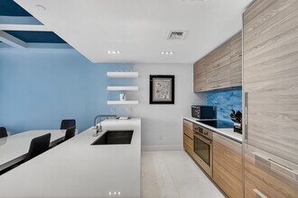 1300 S Miami Ave, Unit 3103 in Miami, FL - Foto de edificio - Building Photo