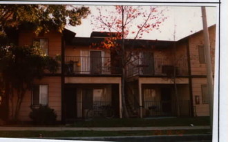126-128 W Electric Ave in La Habra, CA - Building Photo