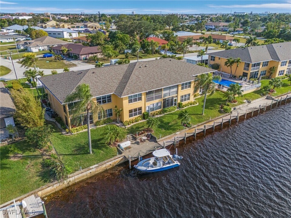 4012 SE 12th Ave in Cape Coral, FL - Foto de edificio