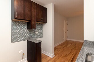 814 W Cornelia Ave, Unit J06W in Chicago, IL - Foto de edificio - Building Photo