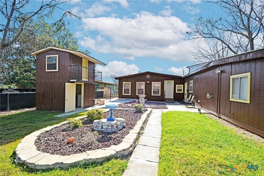 345 E Torrey St-Unit -B in New Braunfels, TX - Building Photo