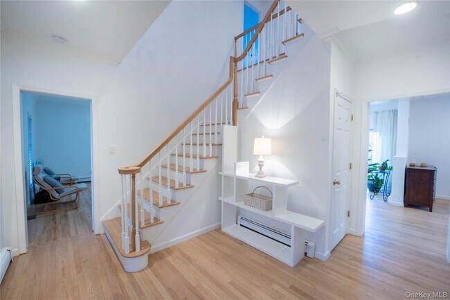 18 Mountain Laurel Ln in Southampton, NY - Building Photo - Building Photo