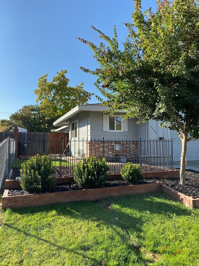 7980 San Cosme Dr in Citrus Heights, CA - Foto de edificio - Building Photo