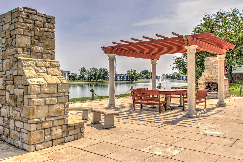 Cape Cod Village Apartments in Morton, IL