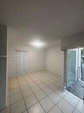 6904 N Kendall Dr in Miami, FL - Building Photo - Building Photo