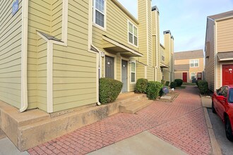 Belmont Park Townhomes in Tulsa, OK - Foto de edificio - Building Photo