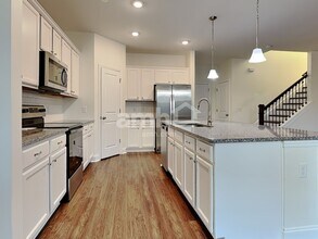 208 Clearwater Cir in Port Wentworth, GA - Foto de edificio - Building Photo