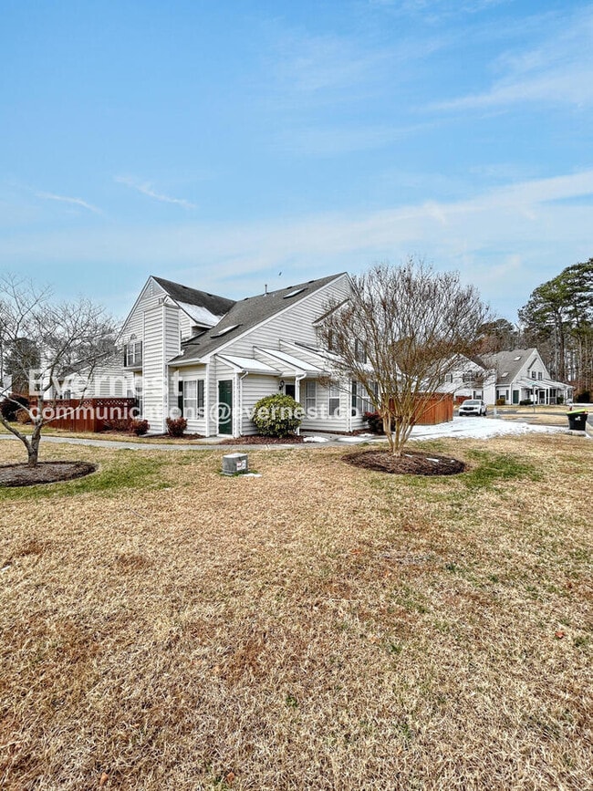 306 Hamlet Ct in Yorktown, VA - Foto de edificio - Building Photo