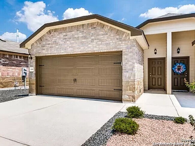 1102 Burek Cross in Seguin, TX - Building Photo - Building Photo