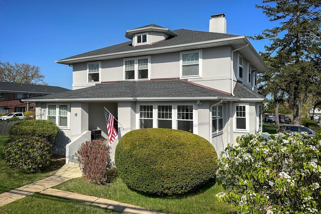 15 S Saxon Ave in Bay Shore, NY - Building Photo