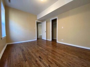 8236 S Ellis Ave in Chicago, IL - Building Photo - Building Photo