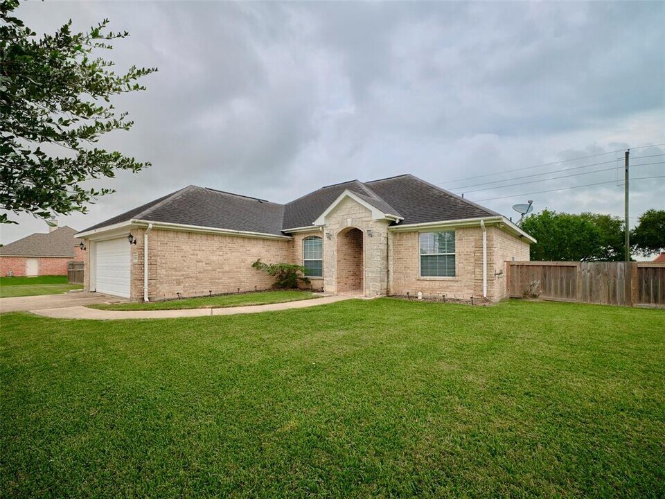 10611 Alex Dr in Needville, TX - Building Photo