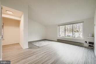 4 Oakridge Ct in Lutherville, MD - Building Photo - Building Photo