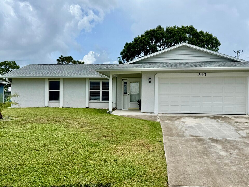 347 SW Duxbury Ave in Port St. Lucie, FL - Building Photo