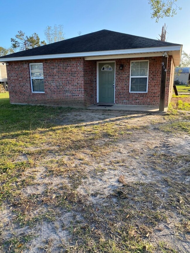 property at 914 Live Oak St