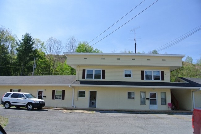 152 N 226 Hwy in Bakersville, NC - Foto de edificio - Other