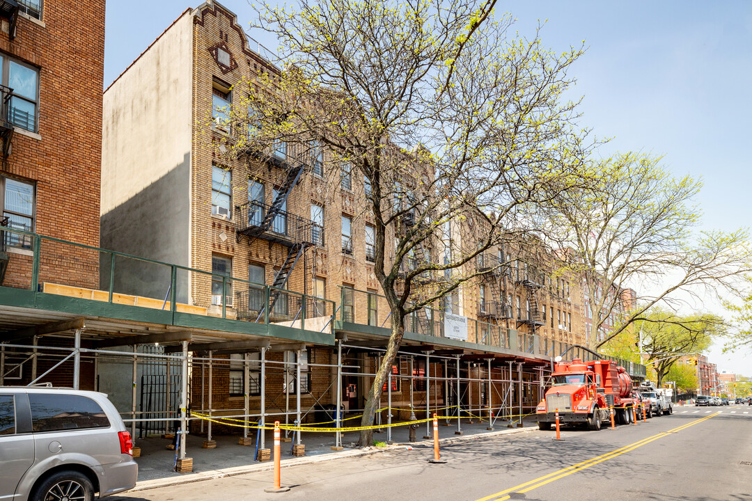 218 Rochester Avenue in Brooklyn, NY - Foto de edificio