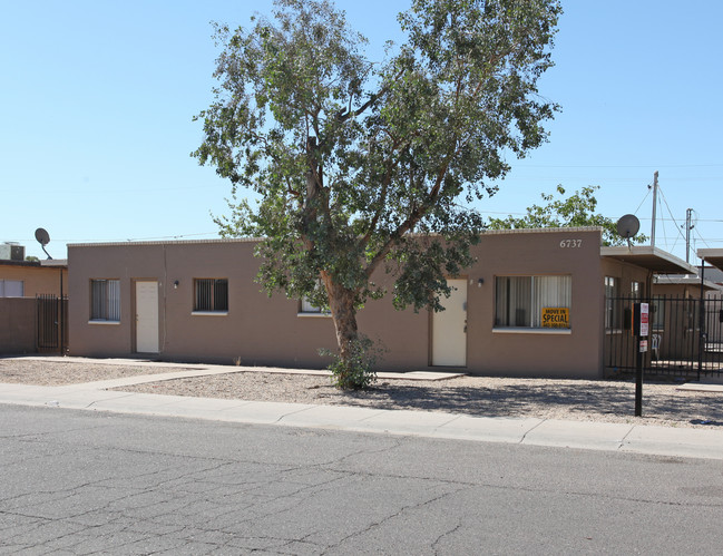 6737 W Palmaire Ave in Glendale, AZ - Foto de edificio - Building Photo