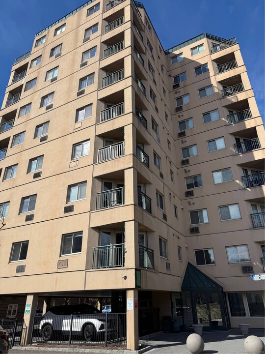 104 North St in Stamford, CT - Building Photo