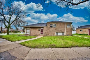 5200 Madison St in Skokie, IL - Building Photo