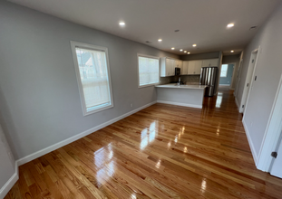 130 Cross St, Unit 4 in Somerville, MA - Foto de edificio - Building Photo