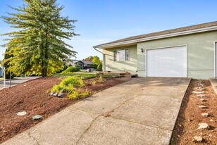 524 NE Dallas Dr in Dallas, OR - Building Photo