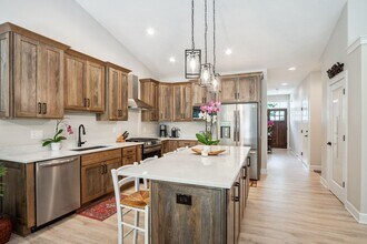 6195 Hilltop Ct in Bath, MI - Foto de edificio - Building Photo