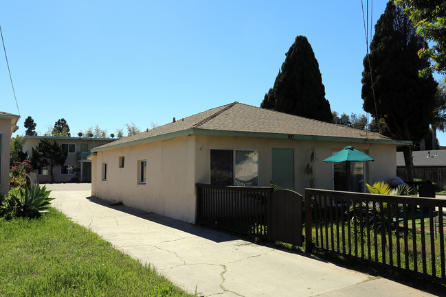 951 Oak Ave in Carlsbad, CA - Foto de edificio - Building Photo