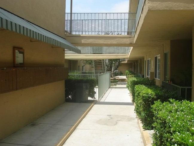 Casa Etiwanda in Northridge, CA - Building Photo - Building Photo