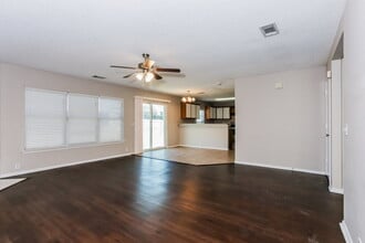 1511 Columbia Dr in Glenn Heights, TX - Foto de edificio - Building Photo