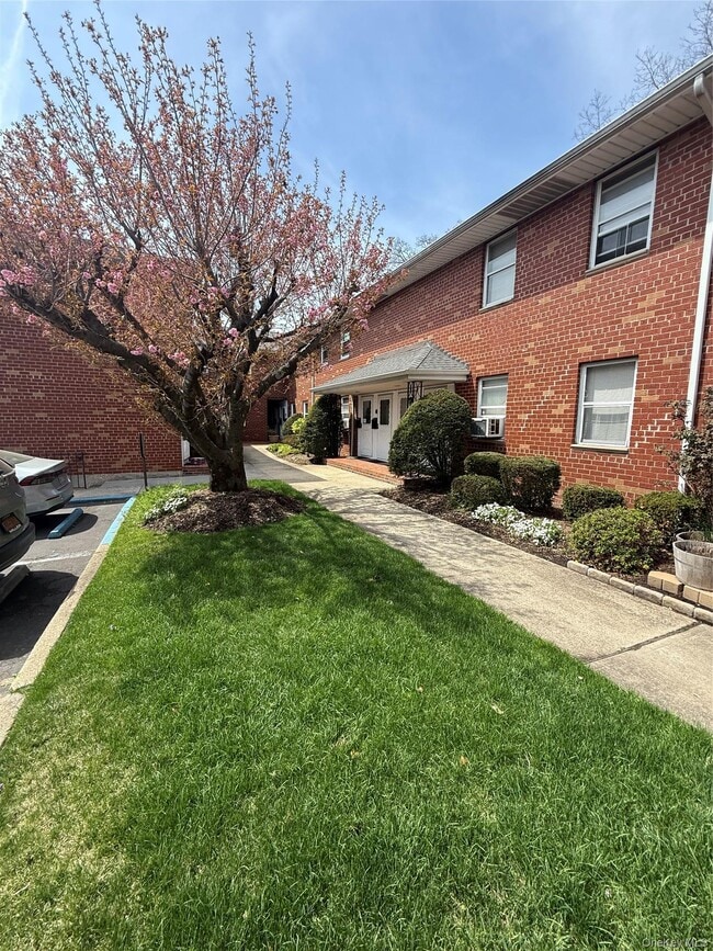 1690 Grand Ave in Baldwin, NY - Building Photo - Building Photo