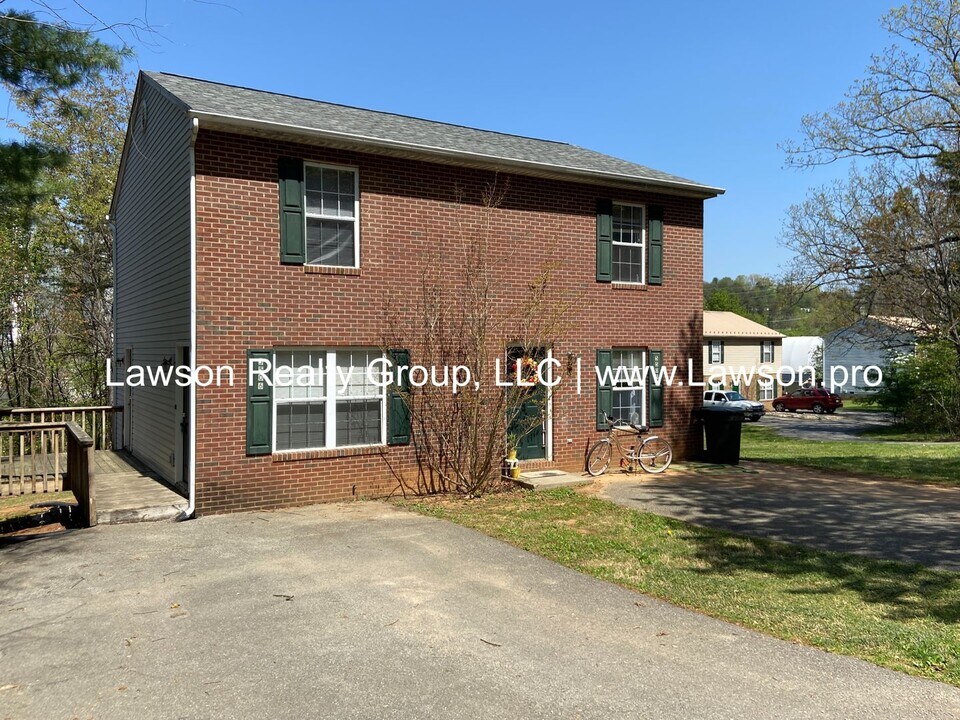 5506-5508 Woodland Ln in Cave Spring, VA - Building Photo