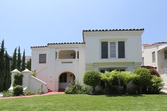 133 N Clark Dr in Beverly Hills, CA - Foto de edificio - Building Photo