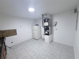 717 NE 1st St in Hallandale Beach, FL - Building Photo