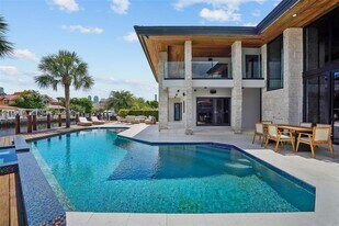 3251 NE 164th St in North Miami Beach, FL - Building Photo