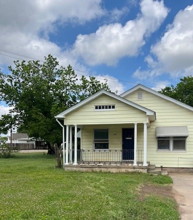 property at 2124 W Cherokee Ave