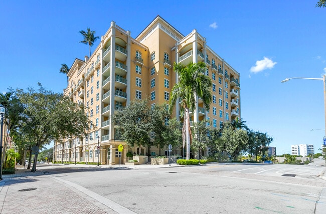 property at 403 S Sapodilla Ave