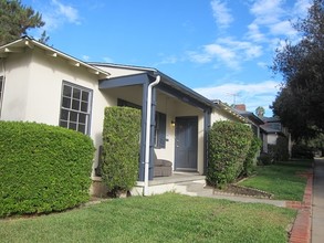 1355 Holliston Ave in Pasadena, CA - Foto de edificio - Building Photo