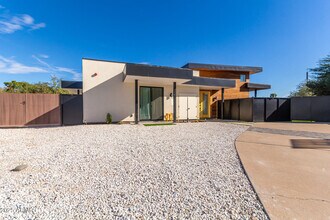 8325 E Wethersfield Rd in Scottsdale, AZ - Building Photo - Building Photo