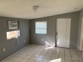 2558 Congress St in Ft. Myers, FL - Building Photo - Building Photo