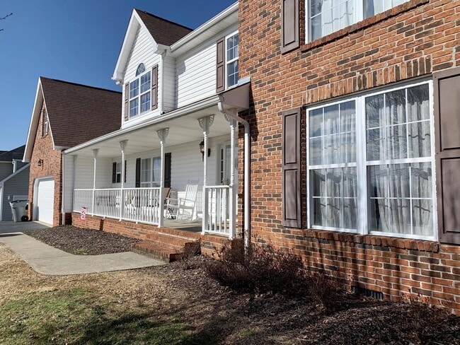 124 Charlton Ct in Bluff City, TN - Building Photo - Building Photo