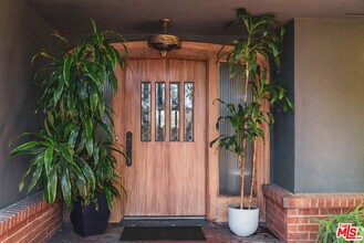 1070 Norumbega Dr in Monrovia, CA - Building Photo - Building Photo